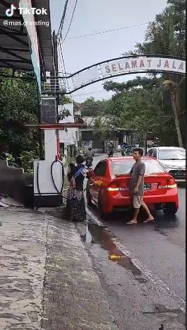 Mobil mewah beli bensin eceran pinggir jalan. (Tiktok/@mas.ghosting)