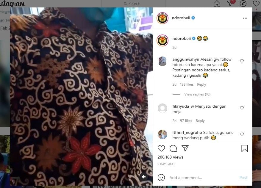 Pria hadiri pesta pakai baju kembaran sama taplak meja (IG/ndorobeii)