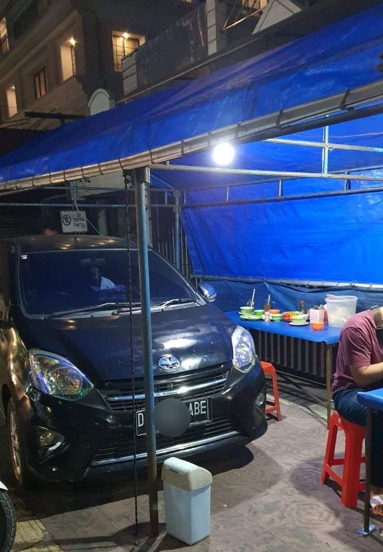 Viral mobil parkir di trotoar, tepat di lokasi warung makan. (Facebook)