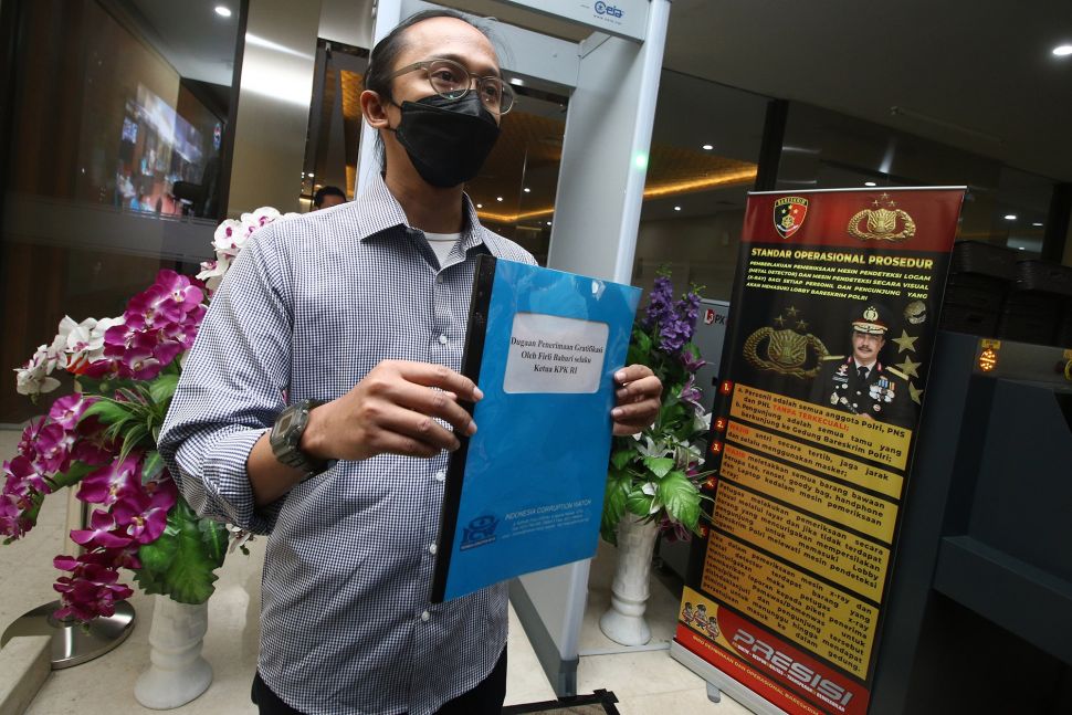 Peneliti Indonesia Corruption Watch (ICW) Wana Alamsyah menunjukan dokumen laporan saat tiba di Bareskrim Polri, Jakarta, Kamis (3/6/2021). ANTARA FOTO/Rivan Awal Lingga