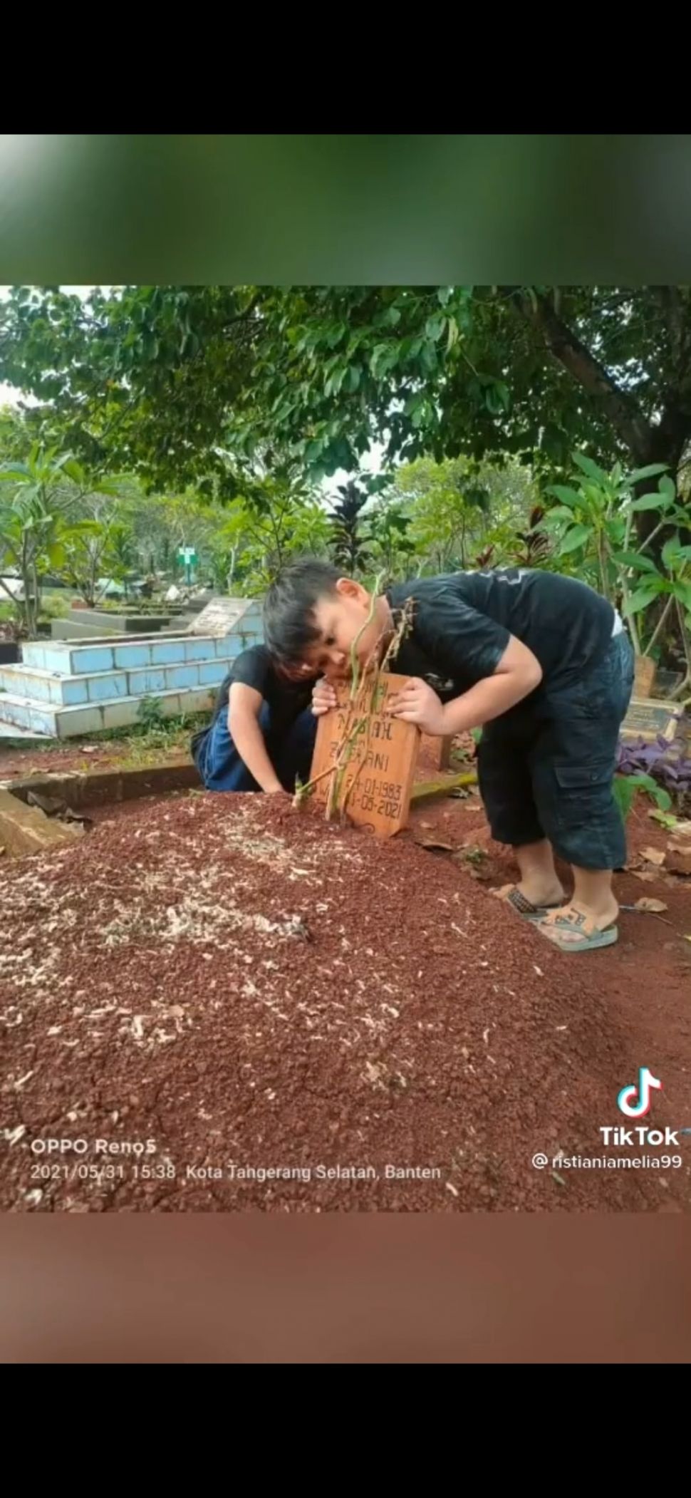 Viral video anak bangunkan anak di dalam kubur. (Dok. TikTok)