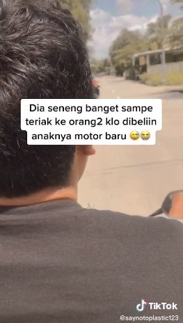 Anak beri kejutan sepeda motor untuk ayah. (Tiktok/@saynotoplastic123)