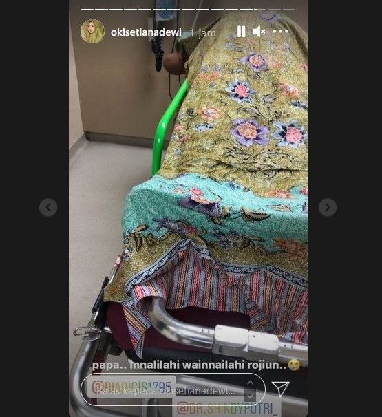 Oki Setiana Dewi mengabarkan ayahnya meninggal dunia. [Instagram]