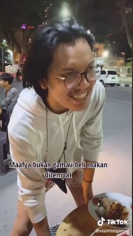 Pemuda bawa sepiring nasi dan lauk dari rumah. (Tiktok/@visimisigamal)