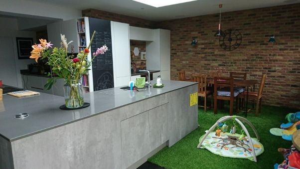 Dapur yang Cozy dengan Memanfaatkan Rumput Sintetis. (Pinterest)