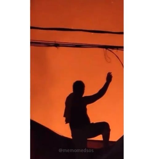 seorang pria melakukan gerakan aneh di tengah kebakaran hebat. [memomedsos / Instagram]