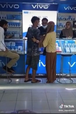 Wanita merengek minta dibelikan iPhone. (Tiktok/@tio_saputra1812)