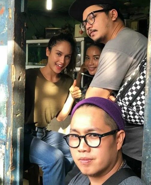 Potret artis makan di warteg - Cinta Laura. (Instagram)