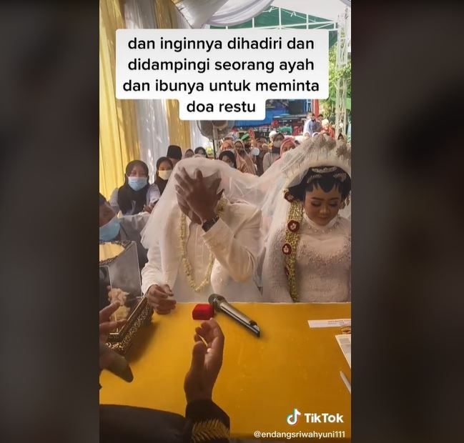 Viral Pengantin Pria Menangis Teringat Mendiang Ayah setelah Akad Nikah (tiktok.com/@endangsriwahyuni111)