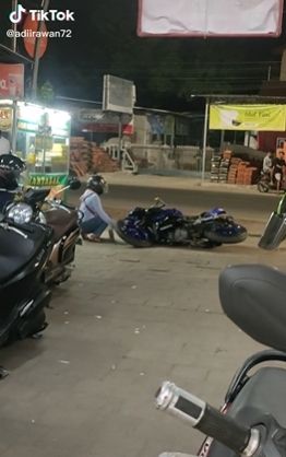 Cewek rusak motor pakai batu. (Tiktok/@adiirawan72)