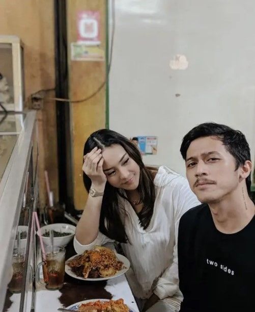 Potret artis makan di warteg - Anya Geraldine. (Instagram)