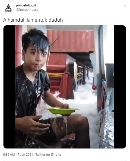 Makan di kapal diterjang ombak (Twitter/jawashitpost)