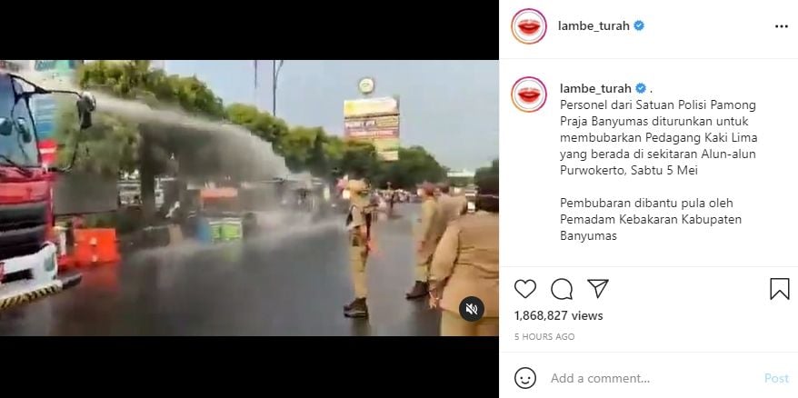 Satpol PP bubarkan PKL dibantu Damkar. (Instagram/lambe_turah)