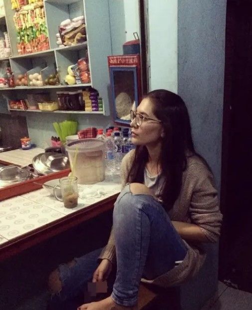 Potret artis makan di warteg - Hannah Al Rasyid. (Instagram)