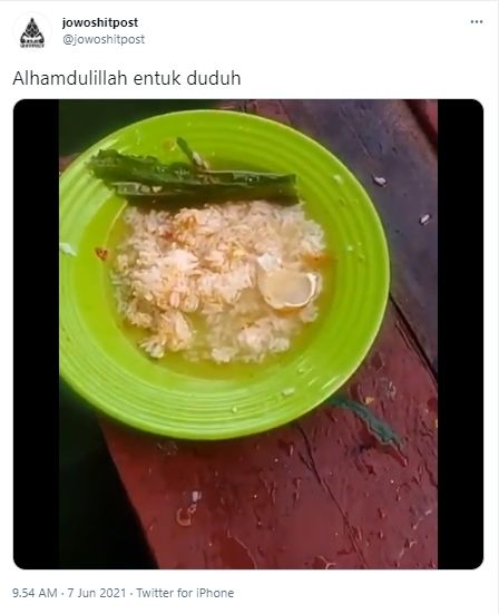 Makan di kapal diterjang ombak (Twitter/jawashitpost)