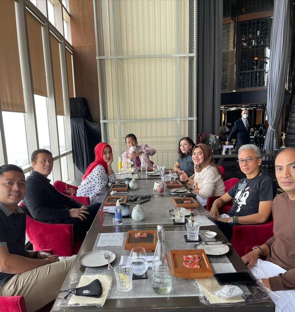 Hotman Paris diundang makan di restoran milik suami Syahrini, Reino Barack. [Instagram]