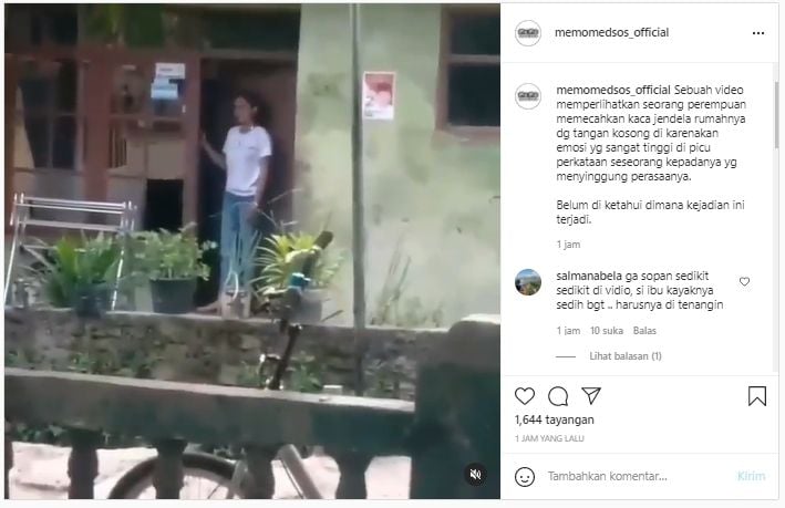 Viral wanita pecahkan kaca jendela rumah, diduga emosi tak tahan omongan tetangga (Instagram/memomedsos_official).