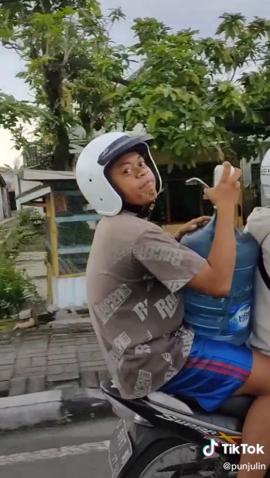 Aksi penunggang Honda Supra X 125 bikin geleng kepala. (TikTok)