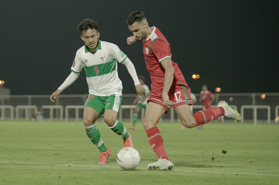 Pesepak bola Tim Nasional Indonesia Witan Sulaeman (kiri) membayangi salah satu pesepak bola Tim Nasional Oman dalam pertandingan uji coba di The Sevens Stadium, Dubai, Uni Emirat Arab, Sabtu (29/5/2021) malam. Timnas Indonesia dikalahkan Oman dengan skor 1-3. ANTARA FOTO/Humas PSSI/handout/app/wsj.