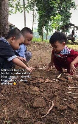 Bocah ziarah ke makam sang kakek. (Tiktok/lilo0lil)