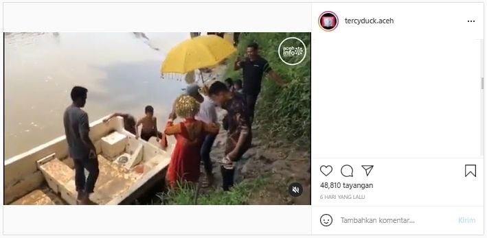 Mempelai wanita diarak pakai perahu, ditarik pakai tali viral (Instagram/tercyduck.aceh).