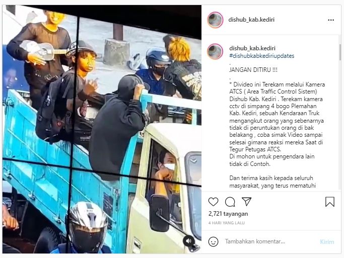 Savage! Ditegur Petugas Lewat Pengeras Suara saat Bonceng Bak Truk, Pemuda Nekat Acungkan Jari Tengah (Instagram/Dishubkotakediri).