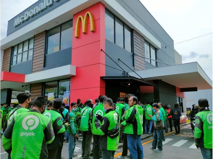 Antrian BTS Meal membludak, polisi berjaga di area McD Ambarrukmo, Kamis (9/6/2021) (Suara/Hiromi)