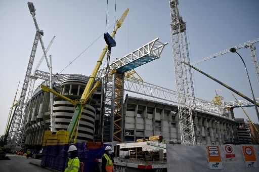 Suasa renovasi Santiago Bernabeu, markas Real Madrid, pada Maret 2021 yang melenceng dari target. [AFP]