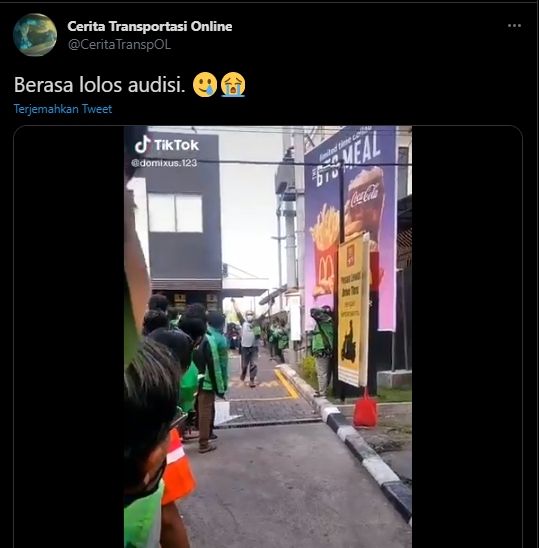 Ekspresi driver ojol berhasil dapat BTS Meal usai antre panjang. (Twitter/@CeritaTranspOL)