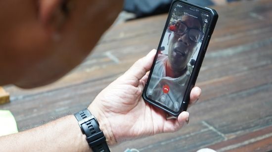 Ridwan Kamil, Gubernur Jawa Barat melakukan video call bersama Abah Iwan. (Dok. Eiger)