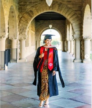 Maudy Ayunda Lulus dari Stanford University. (Instagram/@maudyayunda)