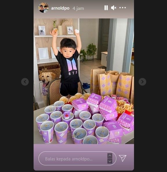 Anak Chef Arnold di antara deretan makanan dari BTS Meal. [Instagram]