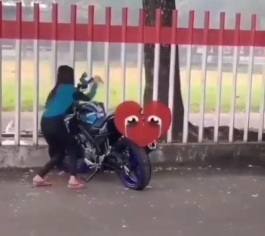 Wanita ngambek samai tusuk jok motor sang kekasih. (Instagram)