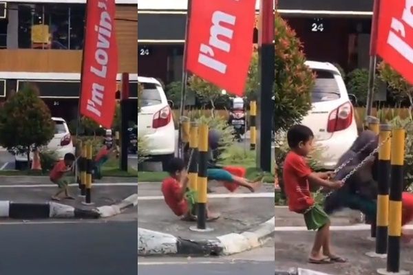 Dua Bocah Main Ayunan di Trotoar Restoran Cepat Saji Bikin Publik Tertampar. (Twitter/@jowoshitpost)