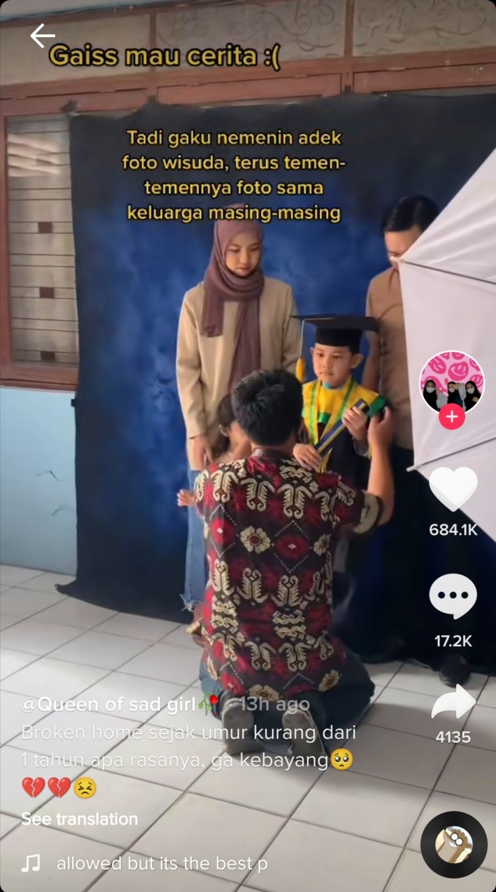 Kisah Sedih Bocah Broken Home, Tak Ditemani Orangtua Saat Foto Wisuda. (Dok: (TikTok/@tiaraanann)