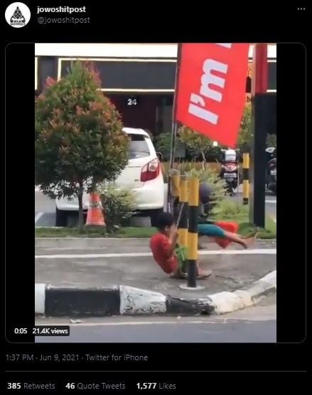 Dua Bocah Main Ayunan di Trotoar Restoran Cepat Saji Bikin Publik Tertampar. (Twitter/@jowoshitpost)