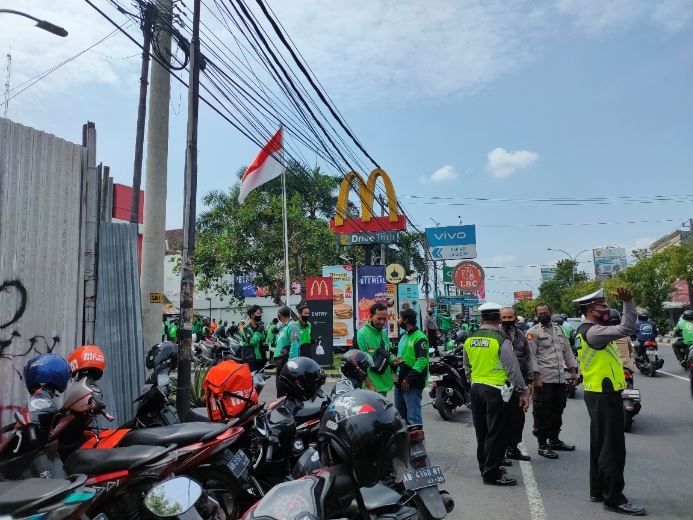 Antrian BTS Meal membludak, polisi berjaga di area McD Ambarrukmo, Kamis (9/6/2021) (Suara/Hiromi)
