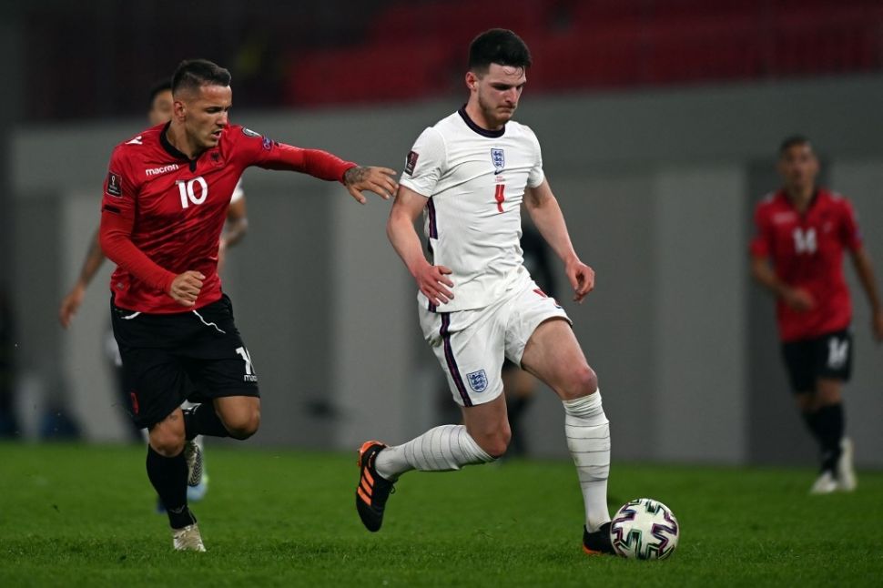 Gelandang Timnas Inggris, Declan Rice (kanan) coba mempertahankan bola dari gangguan penyerang Albania, Rey Manaj dalam Grup I Kualifikasi Piala Dunai 2022 zona Eropa di Arena Kombetare, 28 Maret 2021. [OZAN KOSE / AFP].