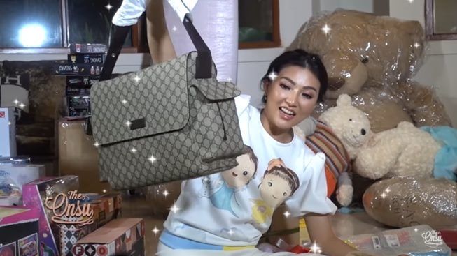 Putri Ruben Onsu dapat hadiah tas banded dari bos MS Glow. (YouTube/The Onsu Family)