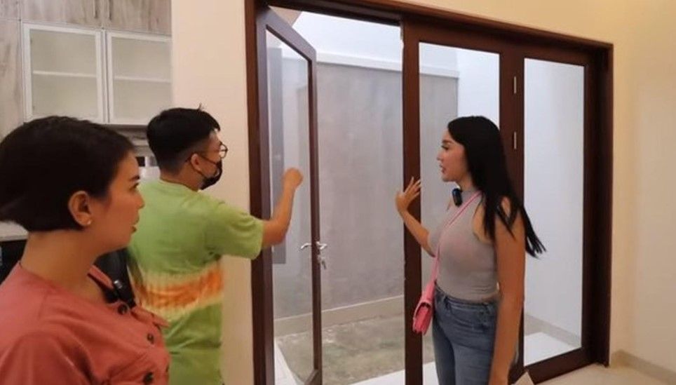 Potret rumah Lucinta Luna. (YouTube/ITIKK Family)