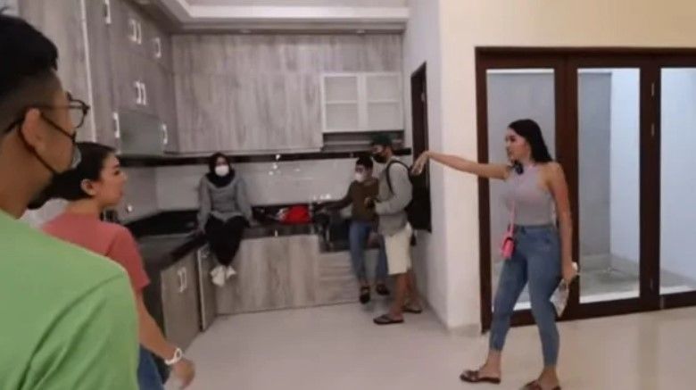 Potret rumah Lucinta Luna. (YouTube/ITIKK Family)