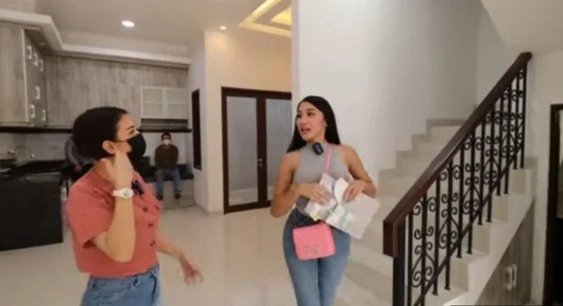 Potret rumah Lucinta Luna. (YouTube/ITIKK Family)