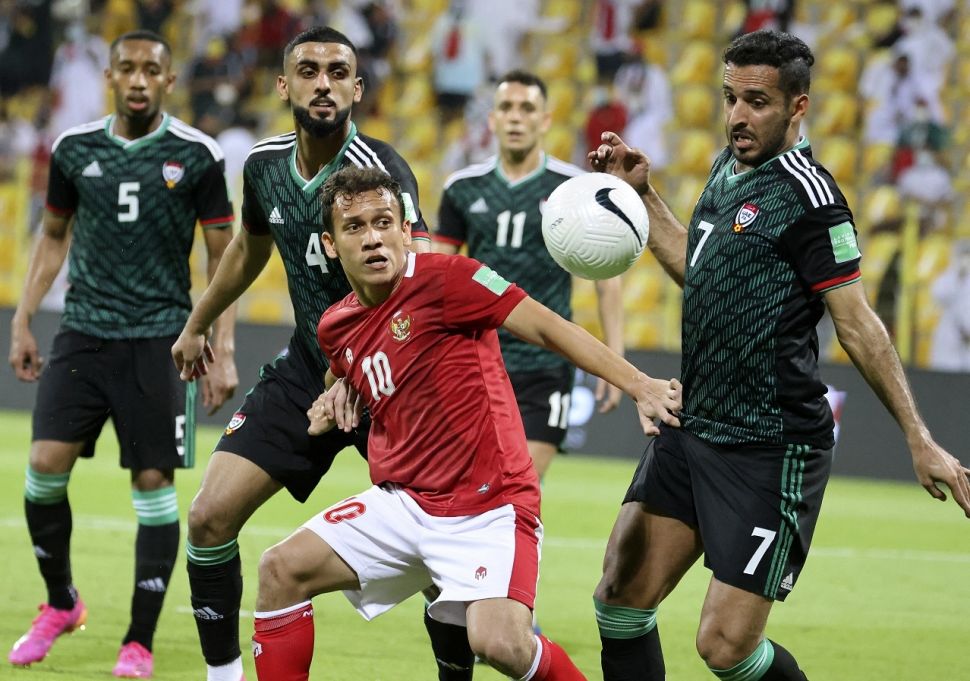 Pemain timnas Indonesia Egy Maulana Vikri di tengah kepungan para pemain timnas Uni Emirat Arab (UEA) dalam laga Grup G Kualifikasi Piala Dunia 2022 Zona Asia, dengan hasil akhir 5-0 untuk UEA, Sabtu (12/6/2021) dini hari WIB. [Karim SAHIB / AFP]