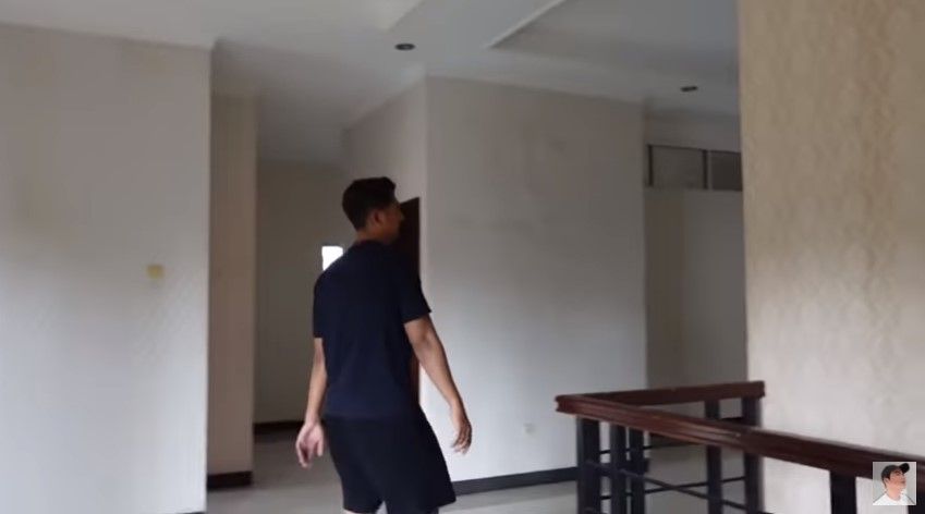 Potret rumah baru Arya Saloka. (YouTube/Sing Kye)