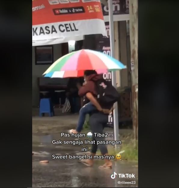 Viral Warganet Pergoki Pria Gendong Pasangan di Tengah Hujan (tiktok.com/@riiieee23)