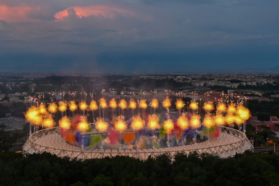 Suasana Stadio Olimpico, Roma saat Opening Ceremony Euro 2020, Sabtu (12/6/2021) dini hari WIB. [Alberto PIZZOLI / AFP]