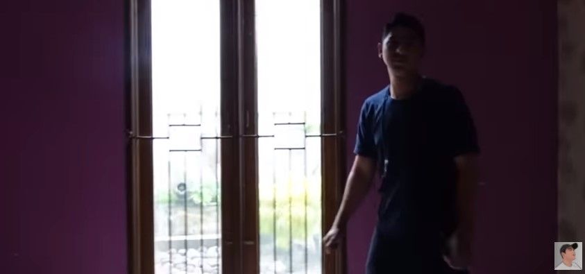 Potret rumah baru Arya Saloka. (YouTube/Sing Kye)