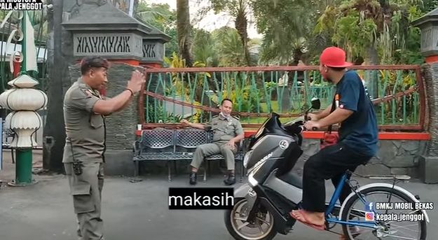 Pria modif sepeda jadi mirip motor. (Youtube/Bapak Mustofa Kepala Jenggot)