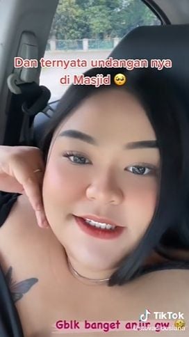 Wanita pilih tunggu di mobil gegara salah kostum. (Tiktok/@stevanidesiana)