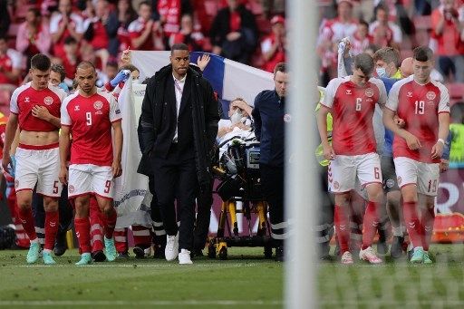 Gelandang Denmark Christian Eriksen ditandu keluar lapangan setelah sempat kolaps saat menghadapi Finlandia di laga Grup B Euro 2020 dithe Parken Stadium, Kopenhagen. Friedemann Vogel / AFP / POOL